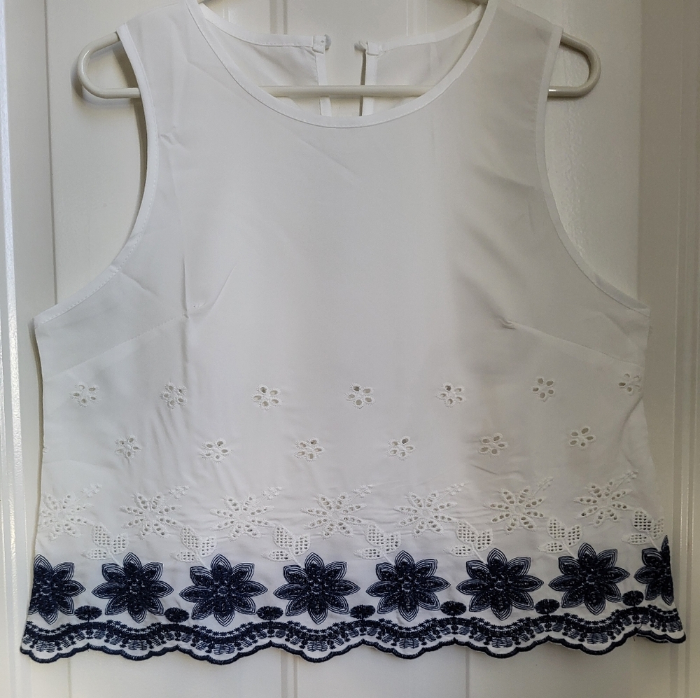 SHEINwhite w/navy Jacquard scallop trim Sz L Sleeveless blouse w/key hole button